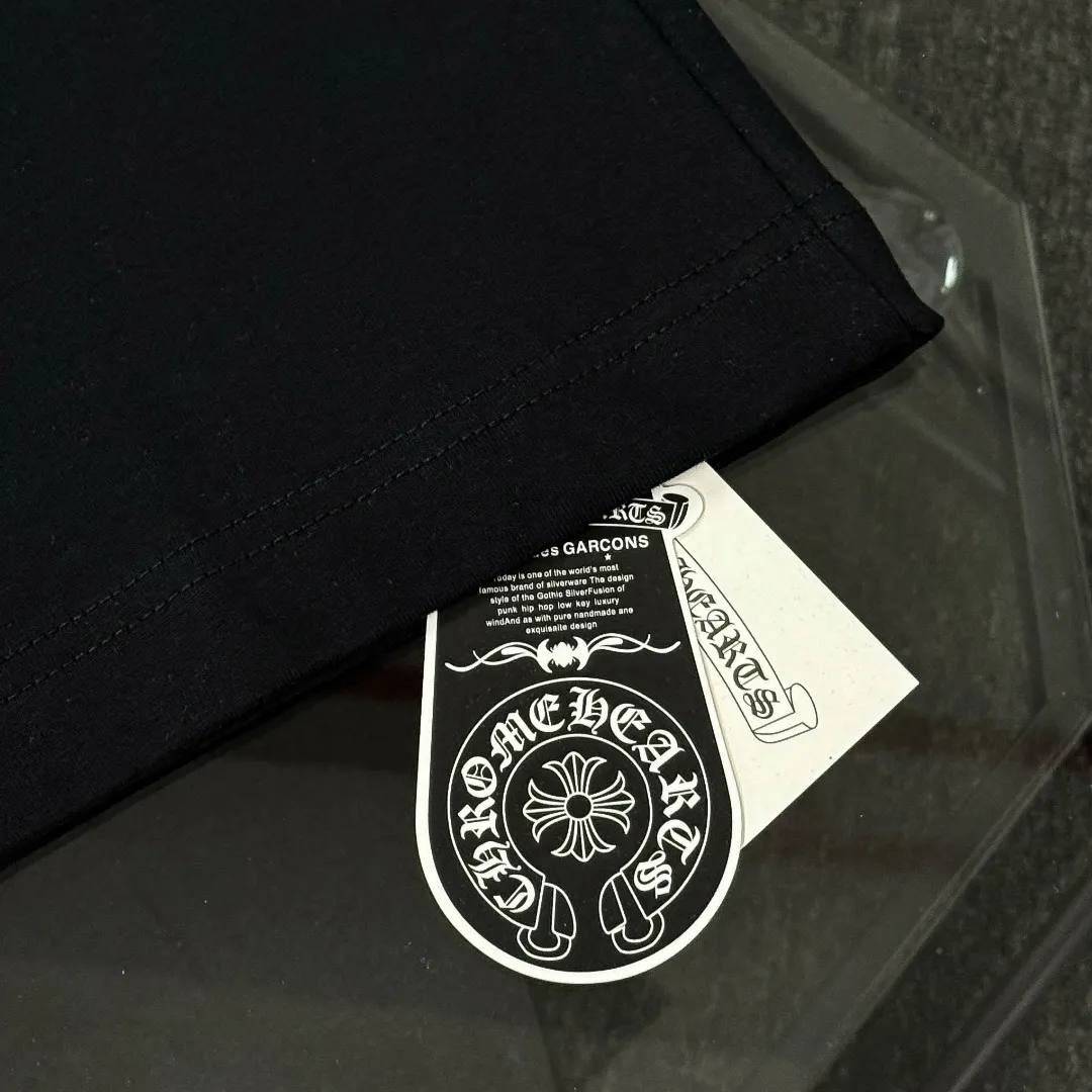 P170 Chrome Hearts 25 high-end versions. The fabric is made of 300 grams of high-density pure cotton. It does not deform or shrink. It has three labels. It is the same style for men and women. Technology: suede foaming + digital printing. Color: white, black. SIZE: S-XL.